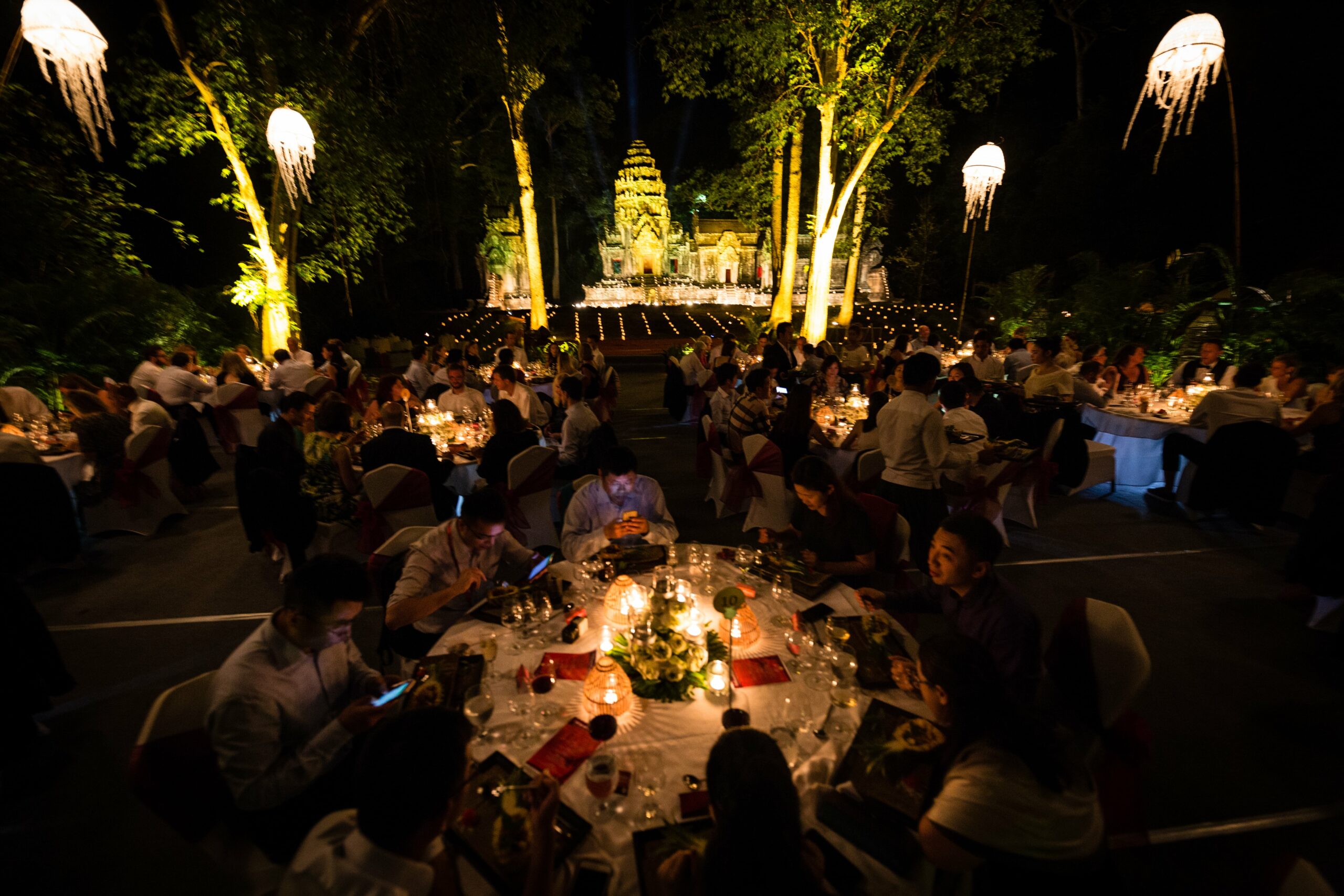 Montaje de la cena de gala-min