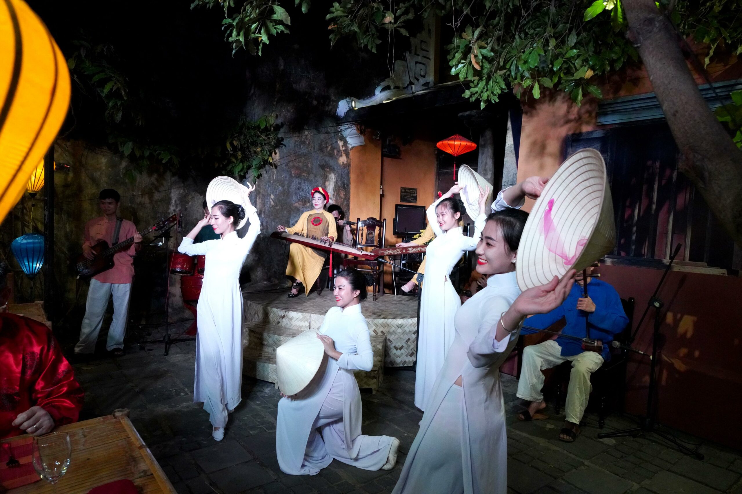 espectáculo y bailarines Hoi An-min