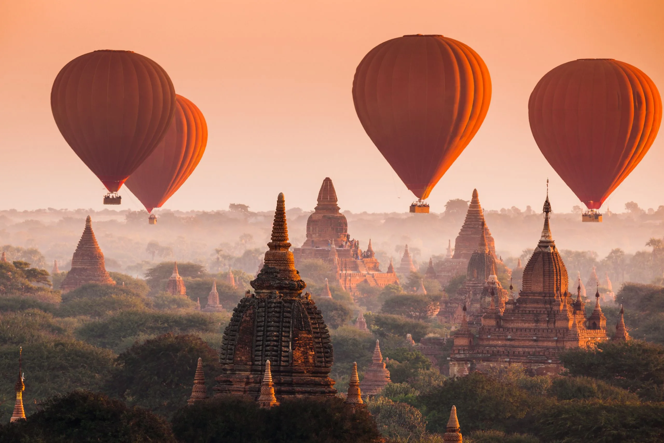 Ballon au-dessus de la plaine de Bagan dans un matin brumeux, Myanmar