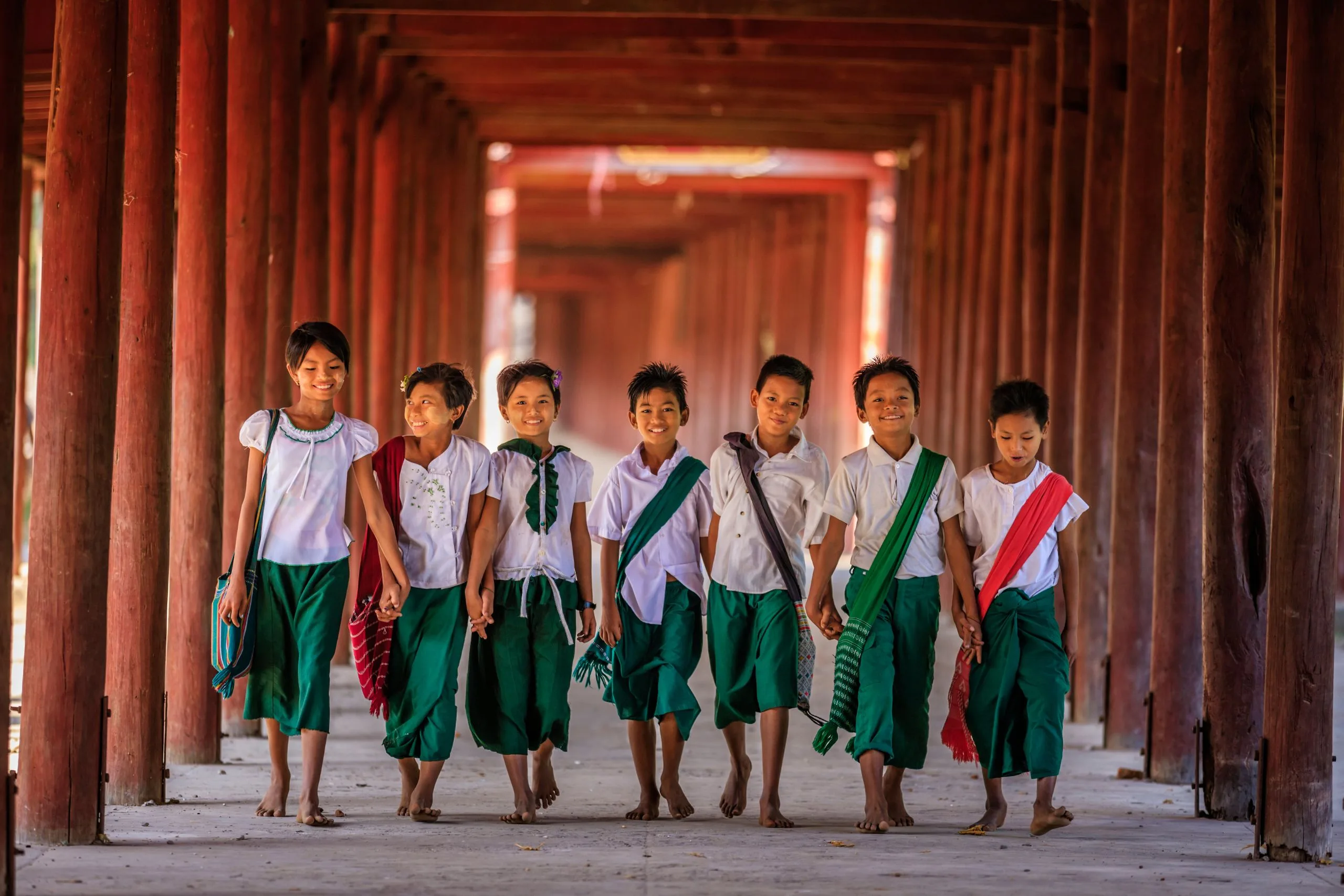 Enfants birmans allant à l'école, Bagan, Myanmar