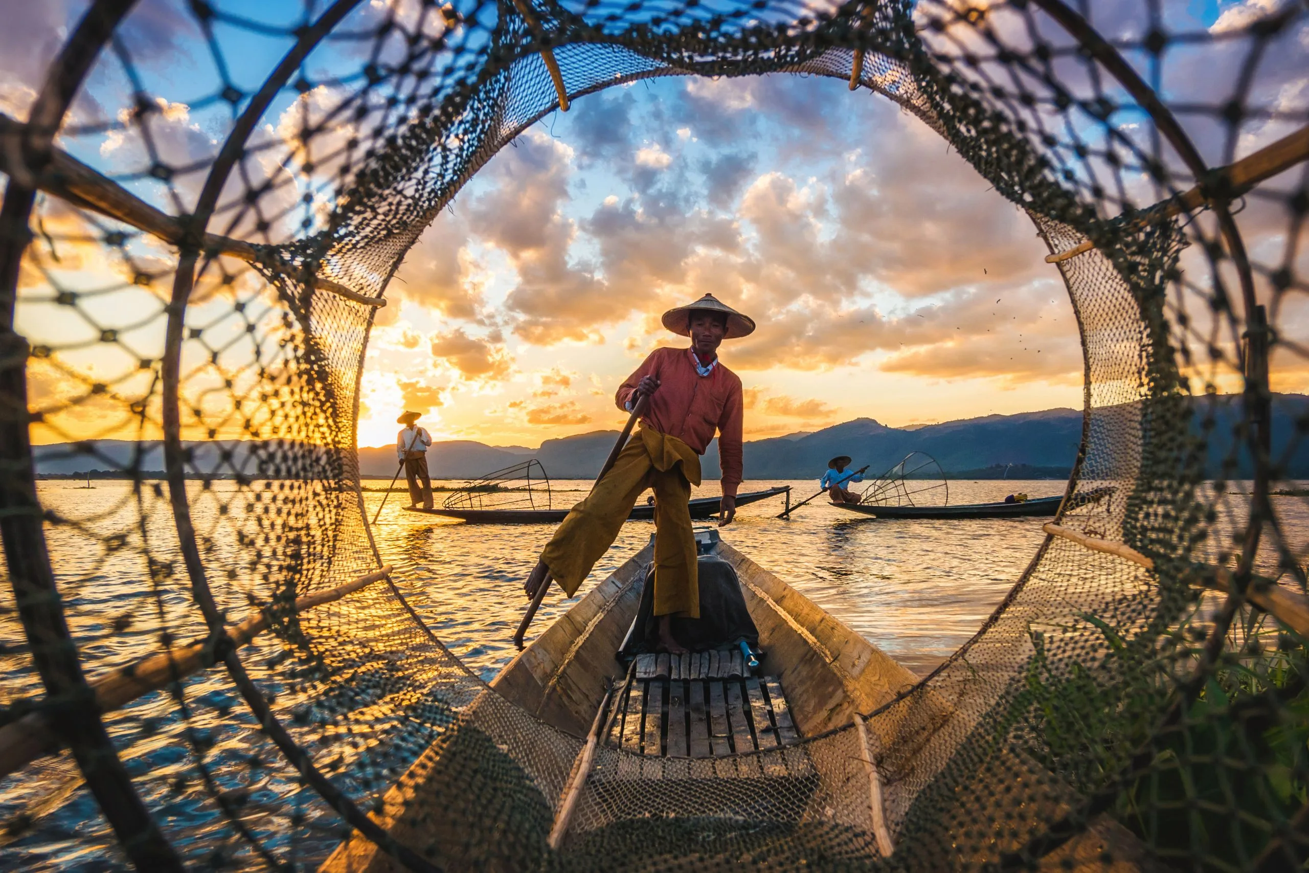 Pêcheurs du lac Inle Intha au coucher du soleil au Myanmar