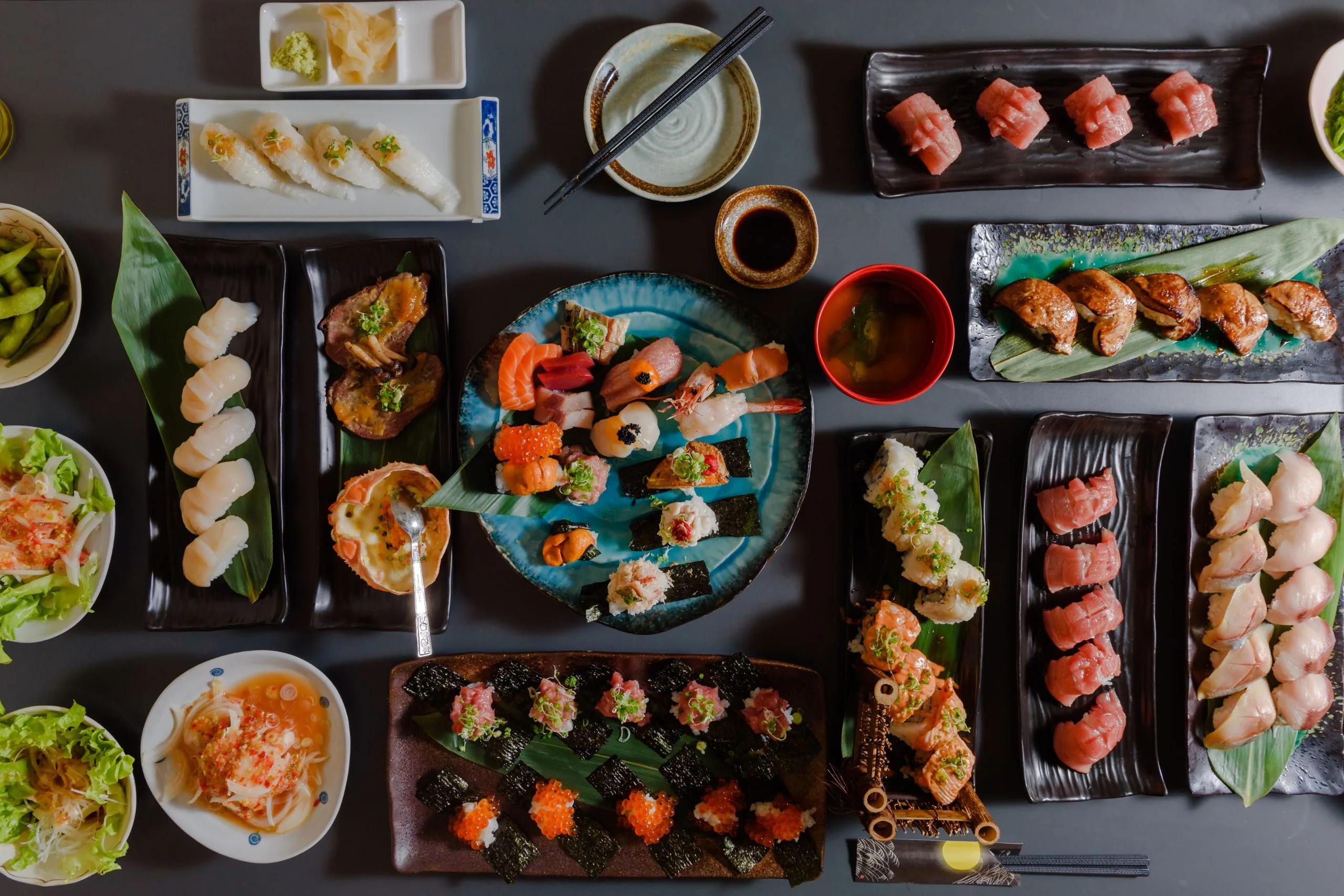 Sushi Nourriture japonaise dans un restaurant, délicieux poisson cru frais
